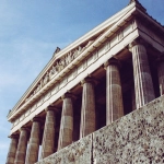 Археологические артефакты древнегреческих богов Зевса и Аида