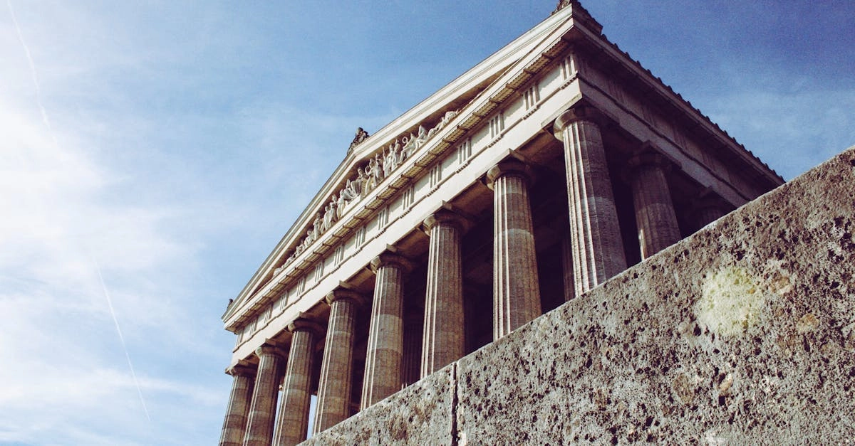 Археологические артефакты древнегреческих богов Зевса и Аида